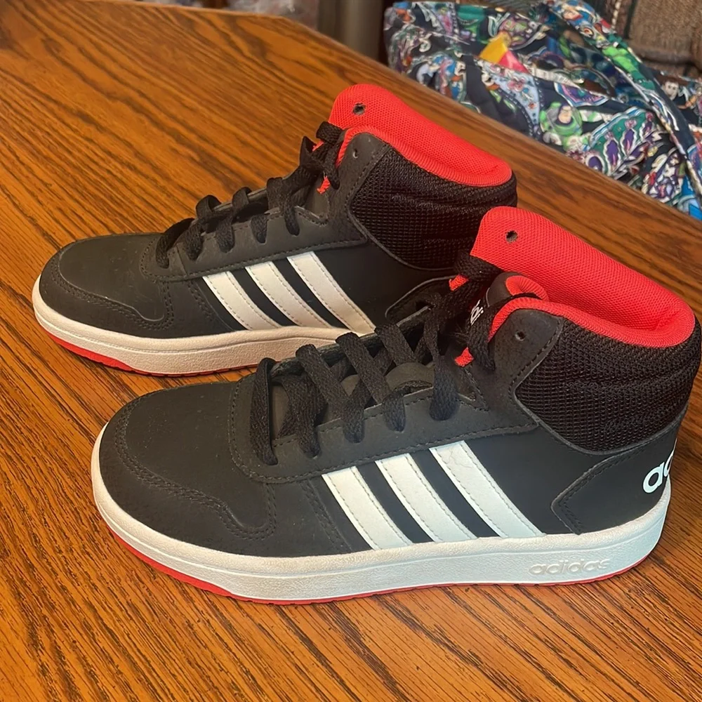 Adidas hoop, 2.0 med for kids, size 1.5, preowned, worn twice. - Picture 3 of 9